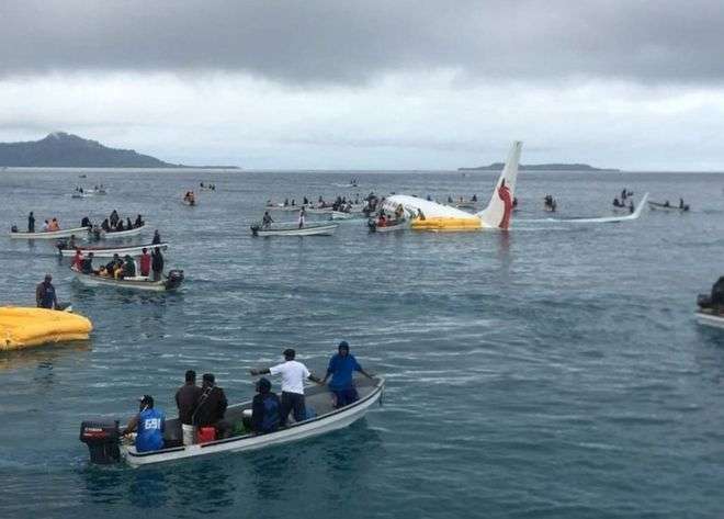 طائرة ركاب تسقط في بحيرة دون إصابات