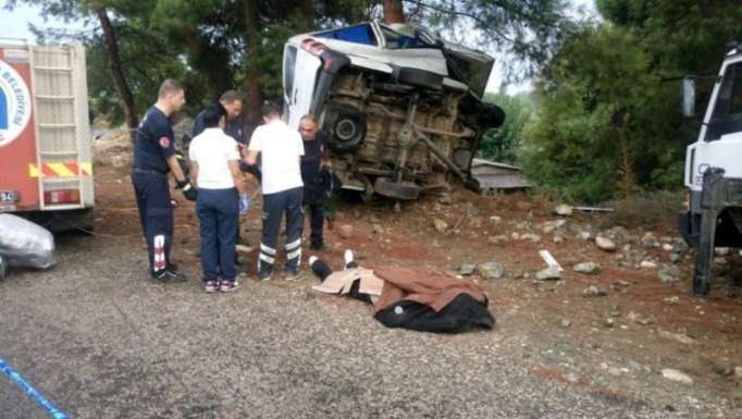 Antalyada turistləri daşıyan avtobus aşıb - Ölənlər var