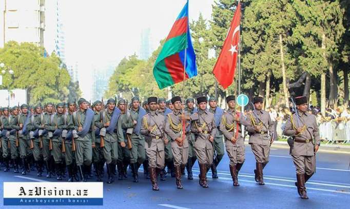 Le défilé militaire à Bakou en PHOTOS