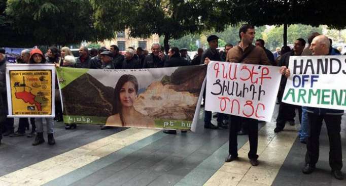 Ermənistanda hökumət binası önündə etiraz aksiyası keçirilir - VİDEO
