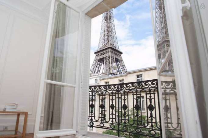 Paris: un élu veut chasser Airbnb du centre touristique