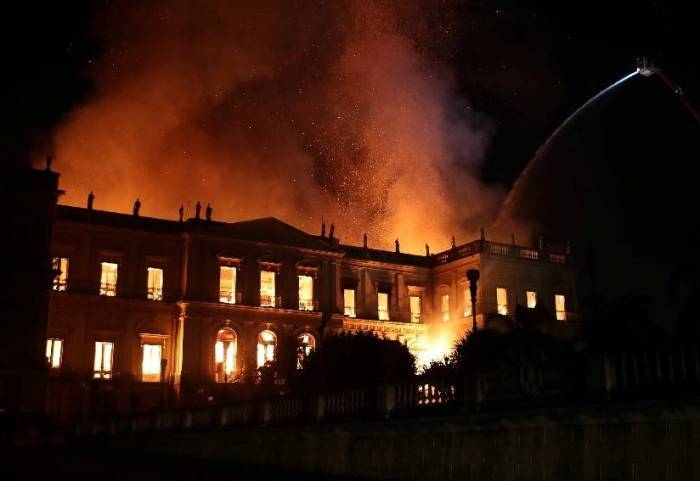 Un enorme incendio devora uno de los más antiguos museos brasileños en Río de Janeiro- Video