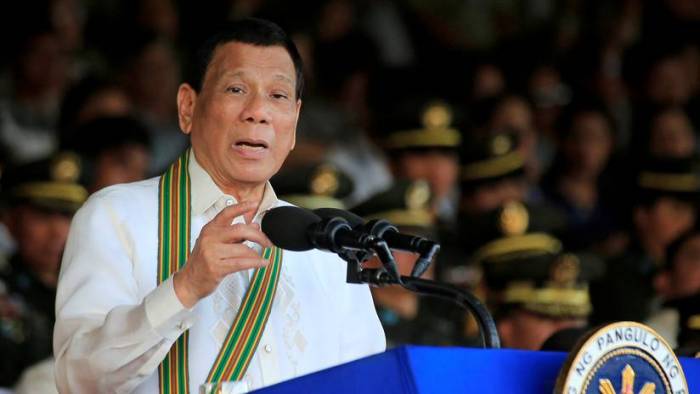 Duterte insta a sus militares a rebelarse si no les gusta su liderazgo