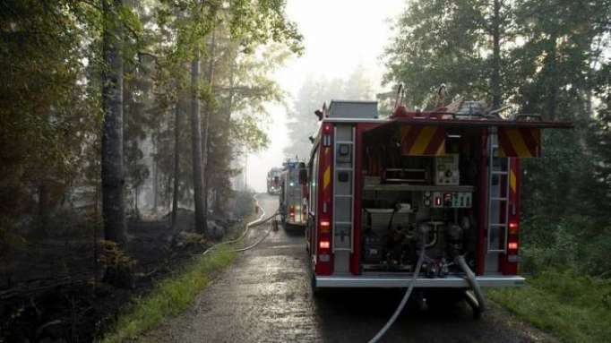 Al menos 300 evacuados por un enorme incendio en una fábrica de velas en Finlandia