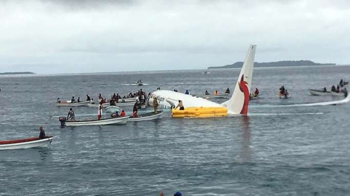 Un Boeing 737 de pasajeros termina en el mar tras un aterrizaje forzoso en Micronesia- Video