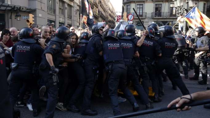 Riot police clash with pro-independence protesters in Barcelona - PHOTOS, VIDEO