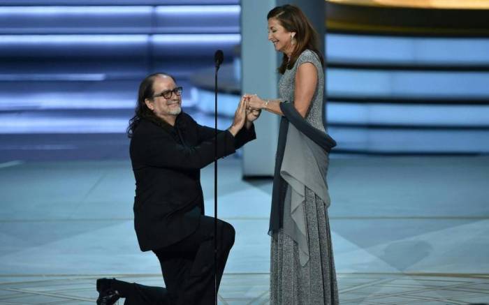 Vainqueur des Emmy Award, il en profite pour demander sa compagne en mariage - VIDEO