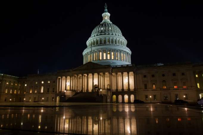 Le Congrès américain approuve un vaste accord budgétaire et évite un "shutdown"