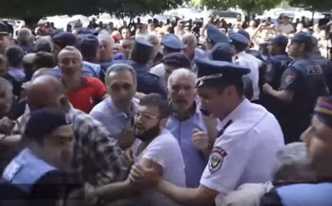 İrəvanda hökumət binasında qarşıdurma olub - VİDEO