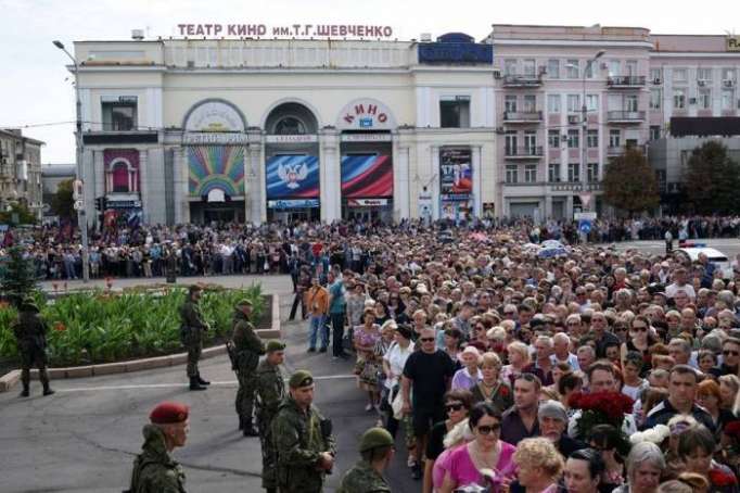 Más de 120.000 personas despiden a líder de la República de Donetsk, asesinado en un atentado