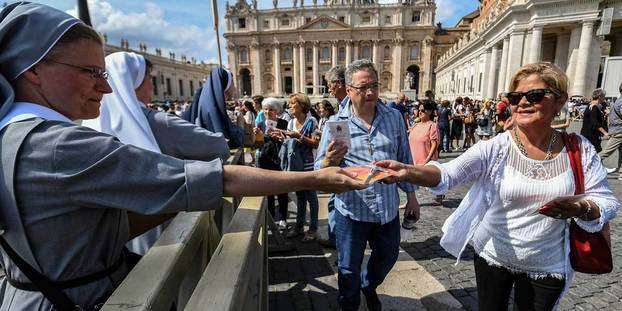 Le pape fait distribuer des milliers de crucifix au Vatican