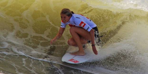 Surf : égalité hommes-femmes des primes sur le circuit mondial