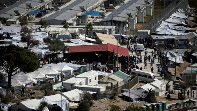 Grèce: plus de 2000 migrants transférés sur le continent