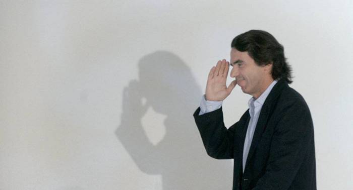 Aznar niega la financiación ilegal del PP en un tenso interrogatorio en el Congreso