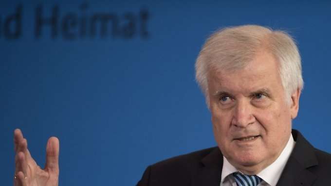 Seehofer will auch Ausländer einbeziehen