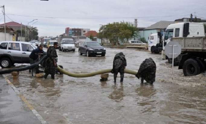 Bakının su basan əraziləri təmizlənir