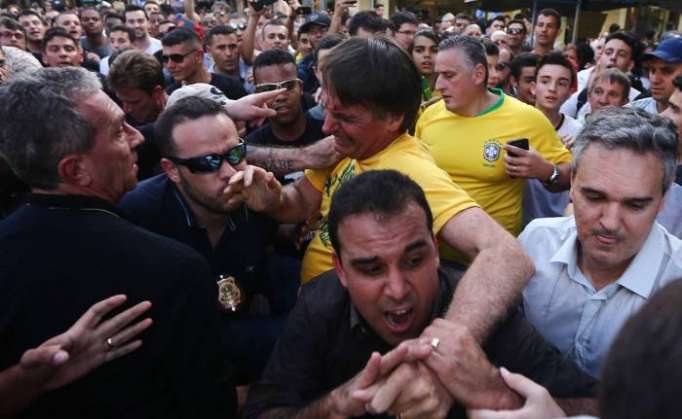 Braziliyada prezidentliyə namizəd bıçaqlandı - Video