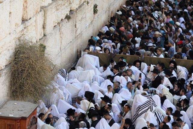 Tens of thousands at Jerusalem