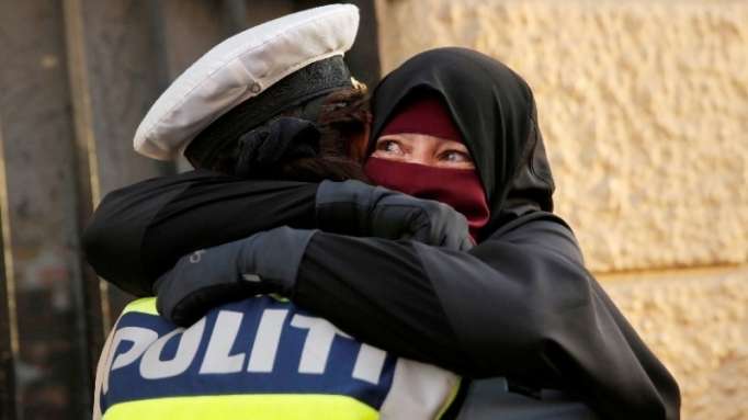 Una policía abraza a una manifestante cubierta con niqab y acaba bajo investigación en Dinamarca