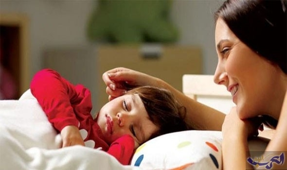 دراسة تكشف أن صوت الأم أفضل من "المنبه" في إيقاظ أبنائها
