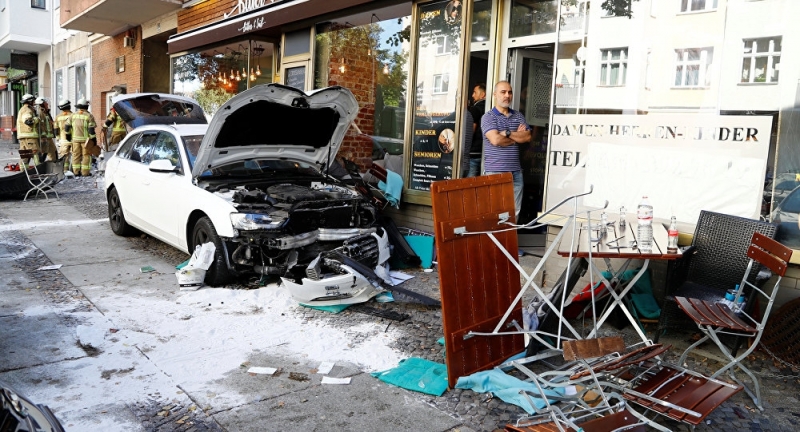 Car crashes into cafe in Berlin: at least 5 injured - Police
