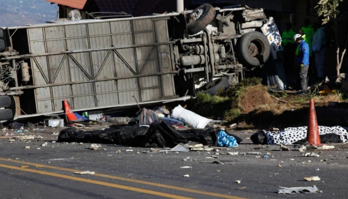 Al menos 4 muertos y 23 heridos por un accidente de autobús en Ecuador