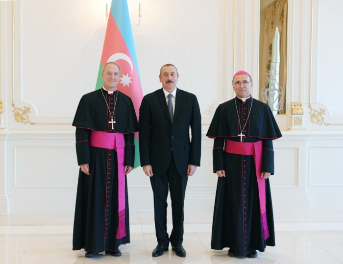 Präsident Ilham Aliyev empfängt apostolischen Nuntius des Heiligen Stuhls in Aserbaidschan zur Entgegennahme des Beglaubigungsschreibens