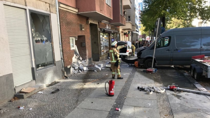 Un coche atropella a un grupo de personas en una cafetería de Berlín