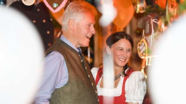 Bill Clinton kam in Lederhose auf die Wiesn