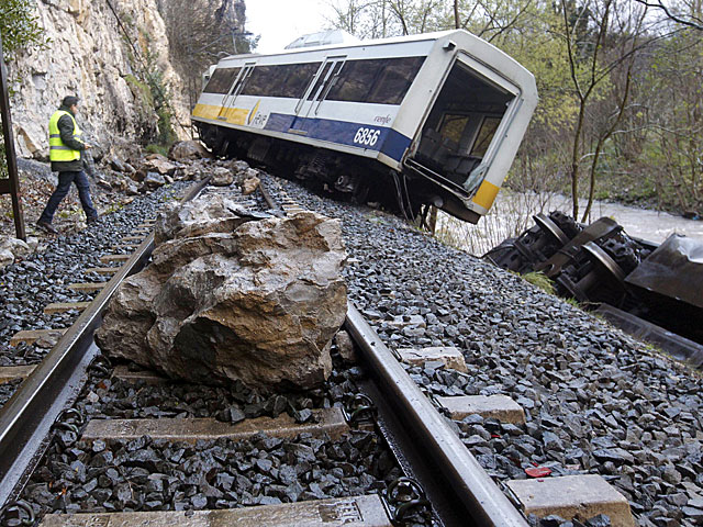 Al menos siete muertos tras descarrilarse un tren de pasajeros en la India