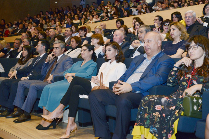 Le Chœur Touretski donne un concert sur la scène du Centre Heydar Aliyev - PHOTOS