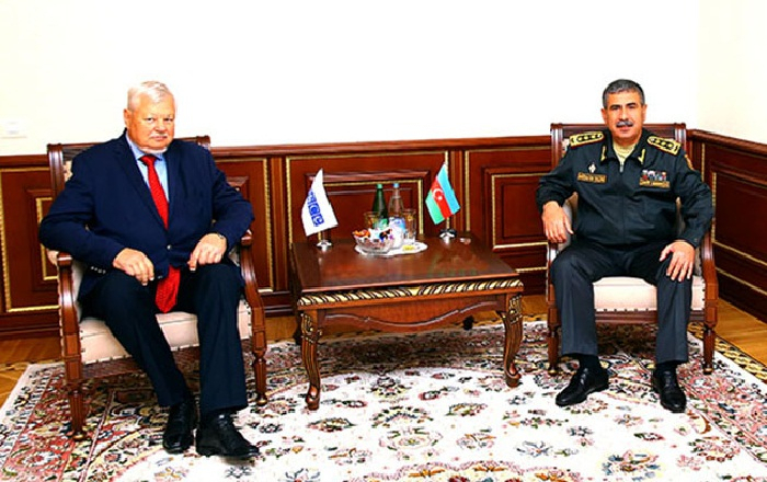 Ministro de Defensa azerbaiyano se reúne con Andrzej Kasprzyk