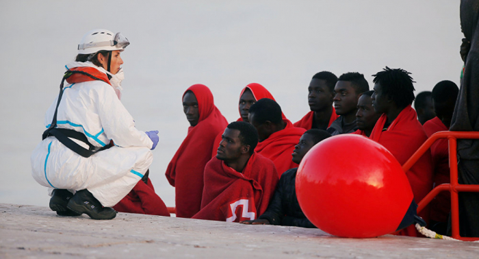 Rescatados en aguas españolas 63 migrantes en una patera