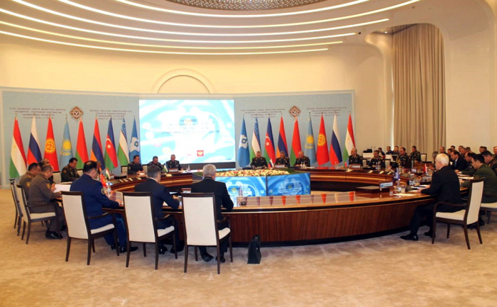 Zakir Hasanov participa en la reunión del Consejo de ministros de Defensa de la CEI