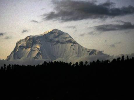 Snowstorm kills at least 8 climbers on Nepal peak