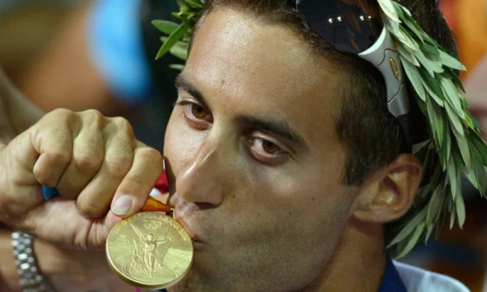 Olimpiya çempionu medalını satır: “Mənə pul lazımdır”