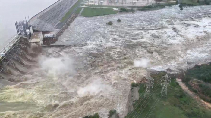 Inundaciones destruyen puente y obligan desalojo en Texas