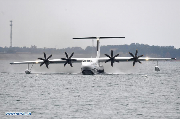 China-made large amphibious aircraft completes first water takeoff