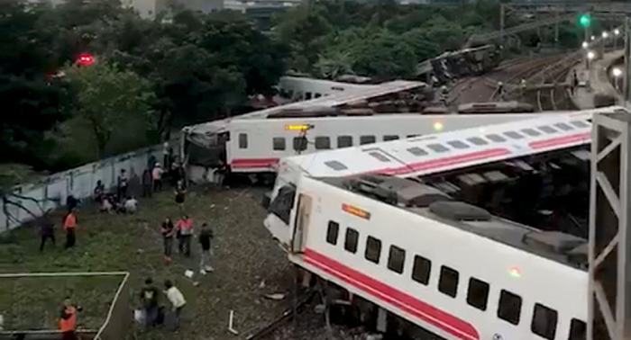 Zugunglück in Taiwan: Sicherheitskamera filmt Katastrophe – VIDEO