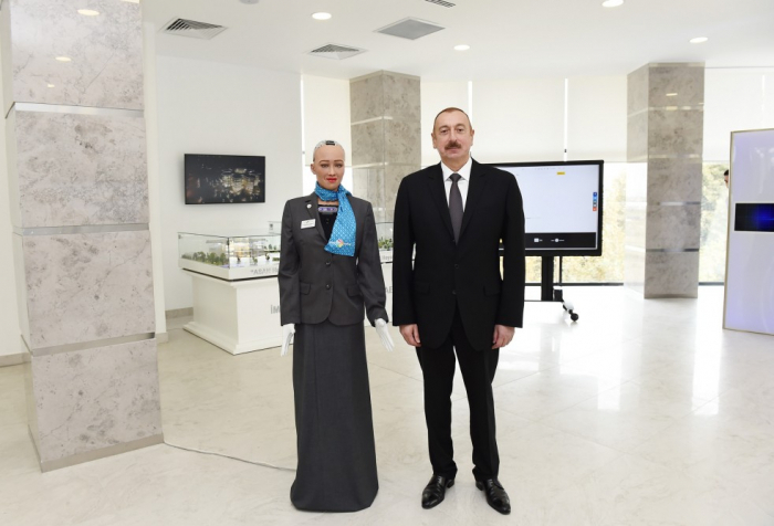 "Siz çox ağıllı və gözəlsiniz" - Prezidentin robot Sofiya ilə söhbəti (VİDEO)