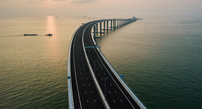 Alle Rekorde gesprengt: Chinesische Mega-Brücke geht in Betrieb – VIDEO