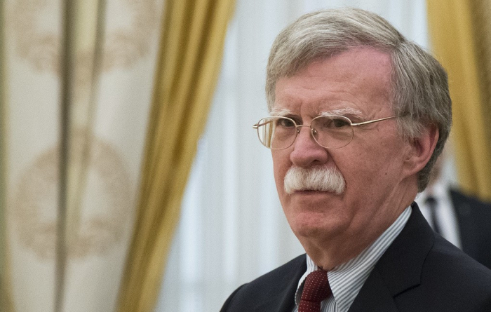 John Bolton kommt zu einem offiziellen Besuch in Baku an