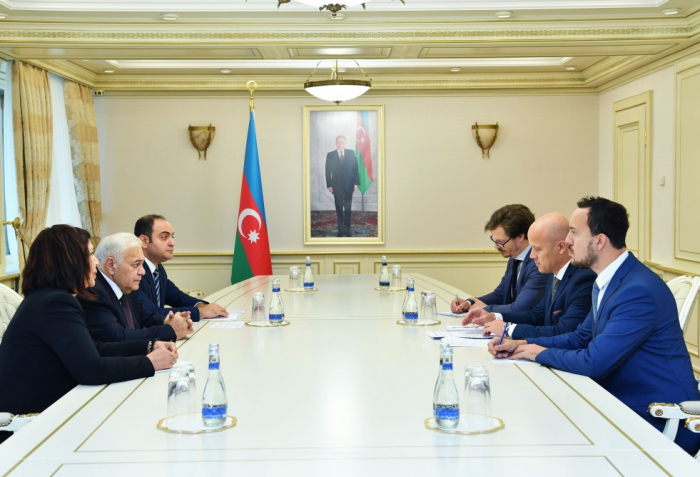 Parlamentssprecher Ogtay Asadov und OSZE-Delegation treffen zu Gespräch zusammen