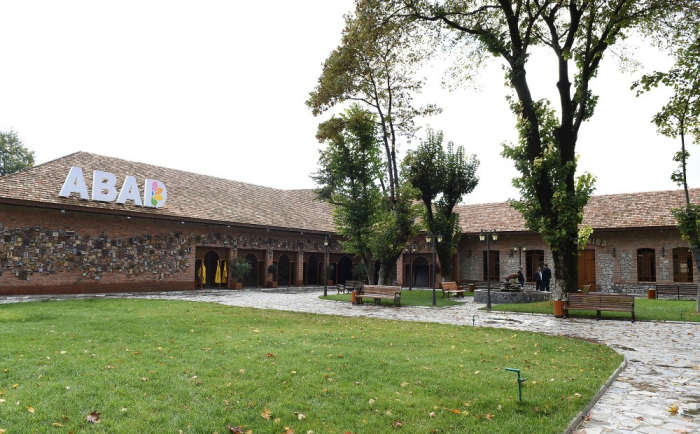 In Scheki Zentrum für Keramik und angewandte Kunst “ABAD ” gebildet