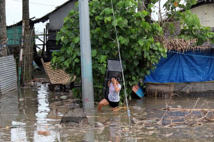 Thousands evacuated as Typhoon Yutu batters N. Philippines
