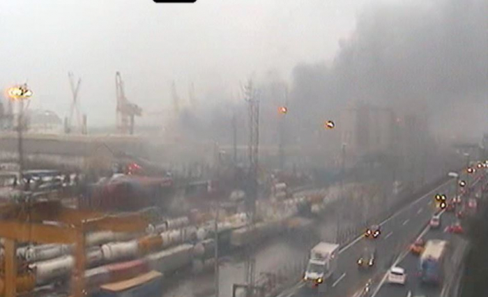 FOTO: Un barco colisiona con una grúa en el puerto de Barcelona