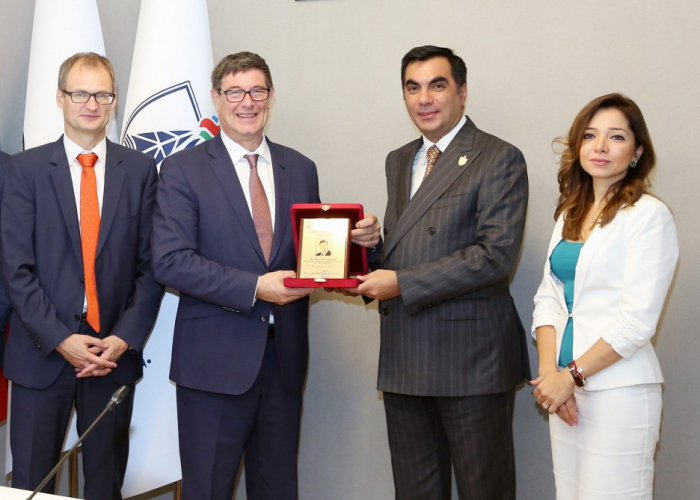 Schweizer Staatssekretär besucht Ölhochschule Baku