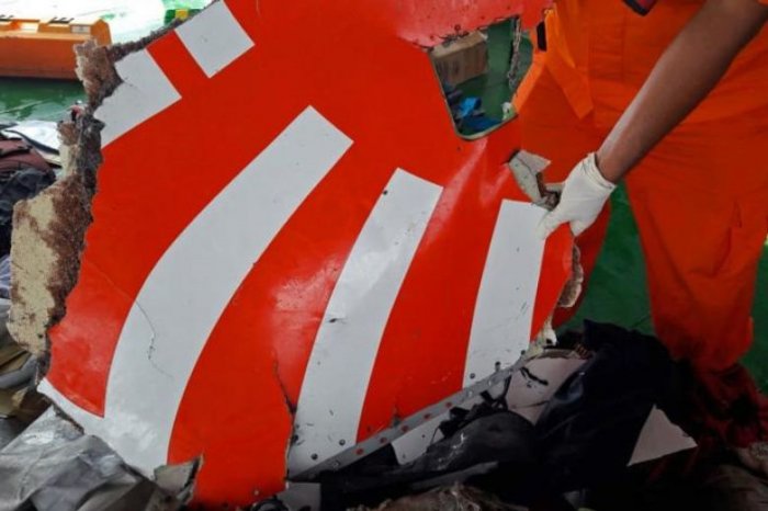 Lion Air crash: Indonesian search homes in on black box
