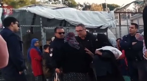 الشرطة اليونانية توقف ضابطاً عن العمل بسبب لاجئة مسنة