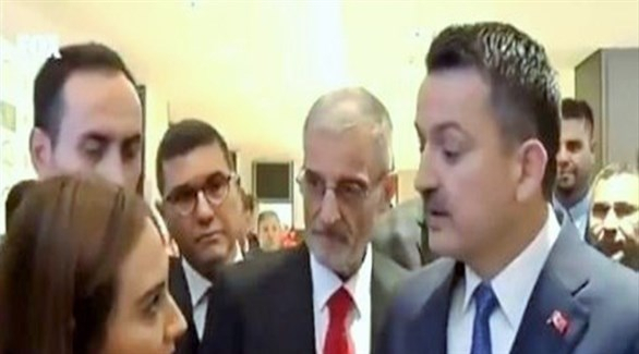 تركيا: وزير يوبخ صحافياً سأله عن الفساد في صفقات وزارته